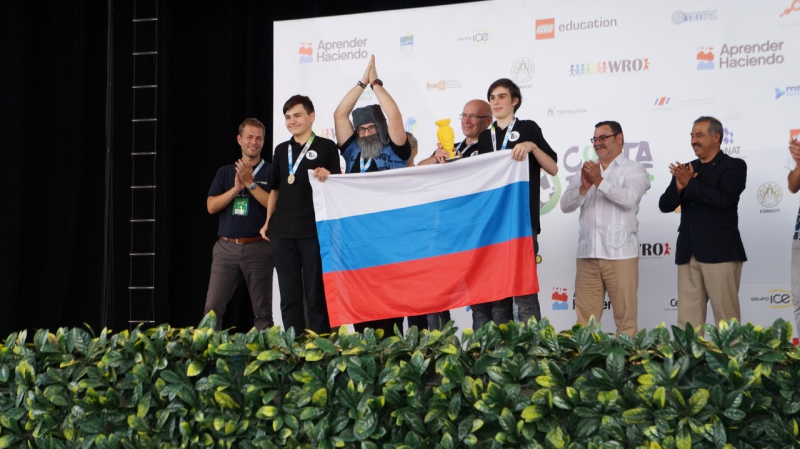 在哥斯达黎加共和国俄罗斯森林人使大家佩服: 圣光机大学中学生联队在WRO-2017国际奥林匹克机器人大赛中获得了金奖