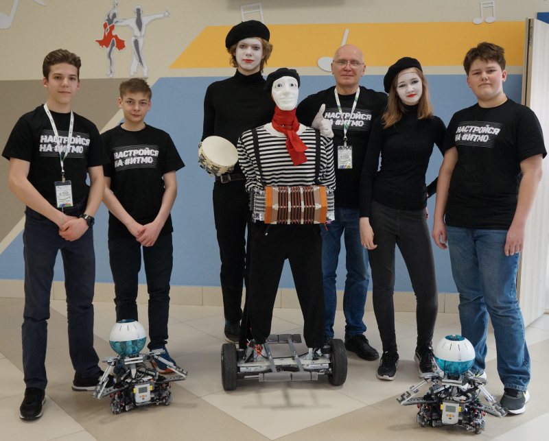 来自ITMO大学创意机器人实验室的中学生创建了一个基于双轮自平衡车的机器人