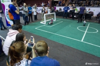 圣光机大学的中学生联队在俄托姆斯克城机器人竞赛中市获得了金奖