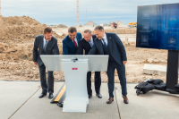 瓦列里-法尔科夫和亚历山大-贝格洛夫为 ITMO 新校区的建设揭开序幕